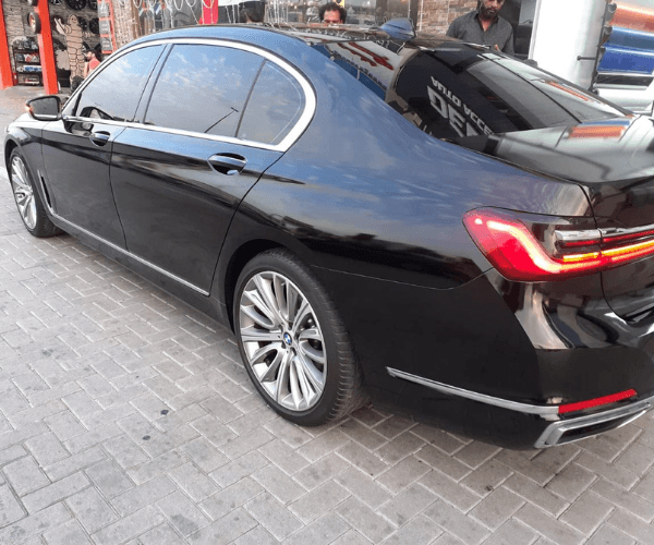 bmw 7 series chauffeur service in dubai